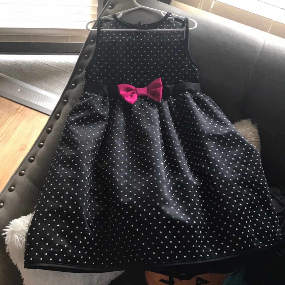 Cute polka dots black dress.